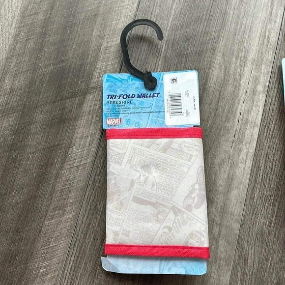 NWT  Unisex Marvel Comic Trifold Wallet - Picture 2 of 4